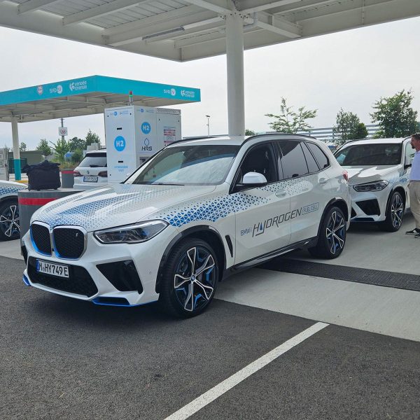 Recharging BMW iX5 hydrogen vehicles during their tour of France at the SYDEV station in La Roche-sur-Yon