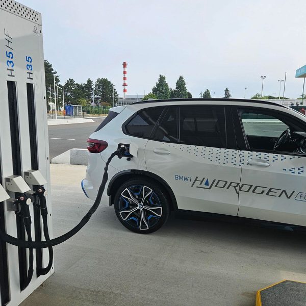 Recharging BMW iX5 hydrogen vehicles during their tour of France at the SYDEV station in La Roche-sur-Yon
