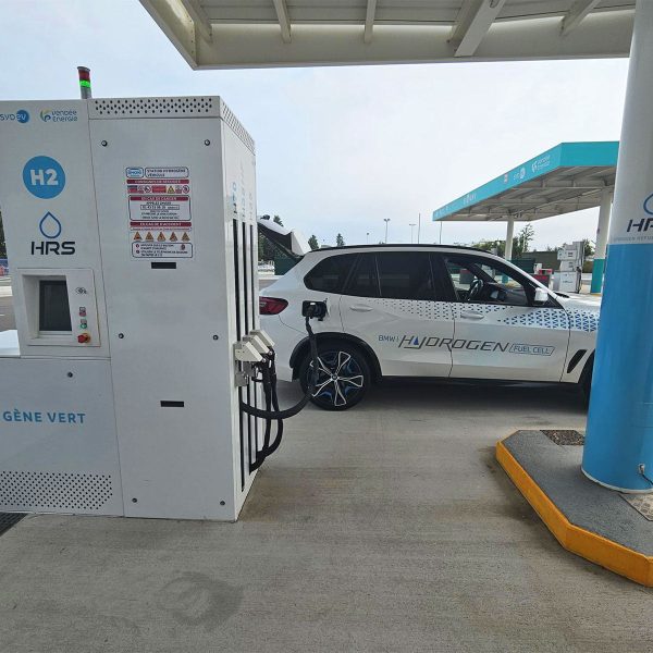 Recharging BMW iX5 hydrogen vehicles during their tour of France at the SYDEV station in La Roche-sur-Yon