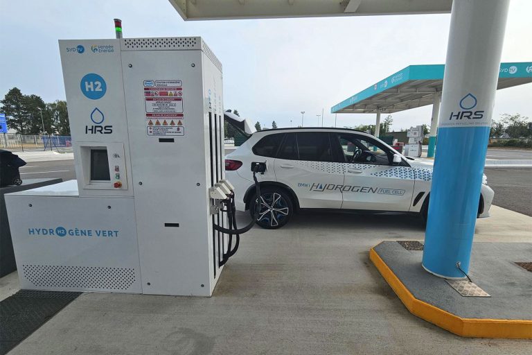 Recharge des BMW iX5 hydrogen lors de leur tournée en France à la station SYDEV de la Roche-sur-Yon