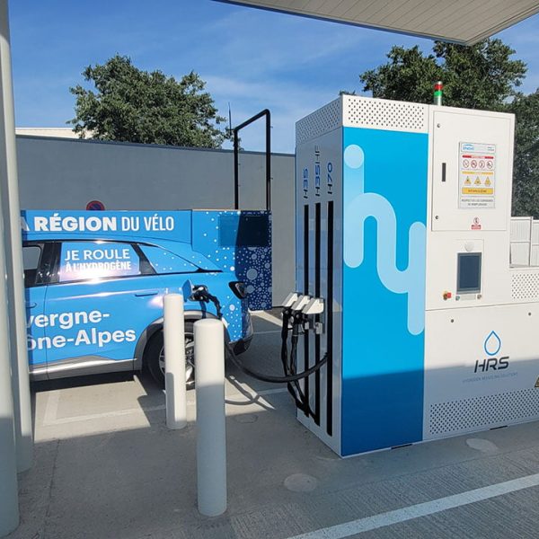 Ravitaillement des véhicules de la Région dans le cadre du Tour de France 2023 à la station Hympulsion de Saint-Priest