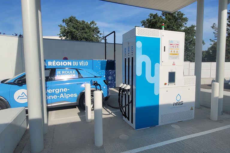 Ravitaillement des véhicules de la Région dans le cadre du Tour de France 2023 à la station Hympulsion de Saint-Priest