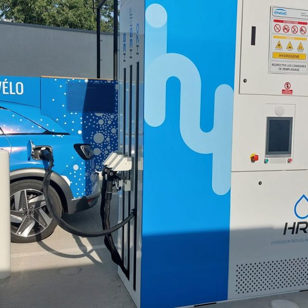 Ravitaillement des véhicules de la Région dans le cadre du Tour de France 2023 à la station Hympulsion de Saint-Priest