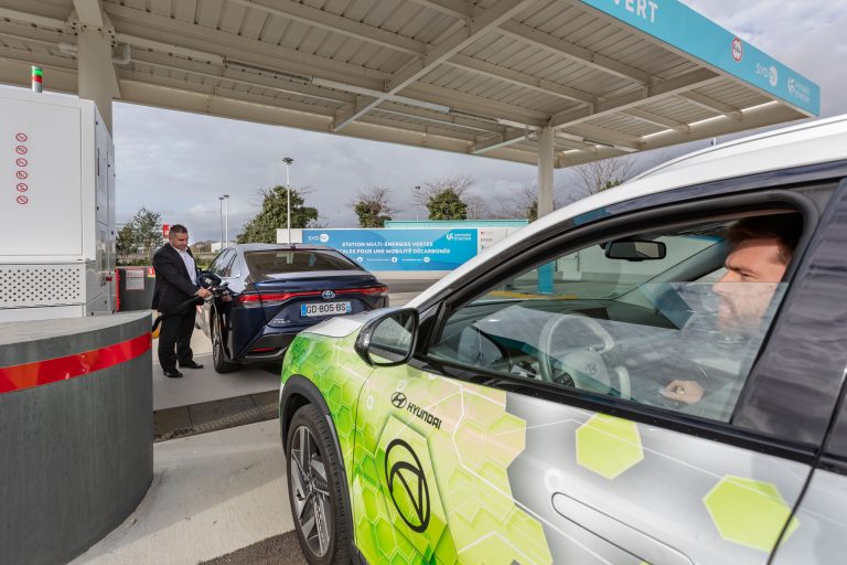Ravitaillement d'une voiture en hydrogène vert
