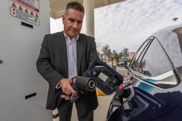 Ravitaillement d'une voiture en hydrogène vert
