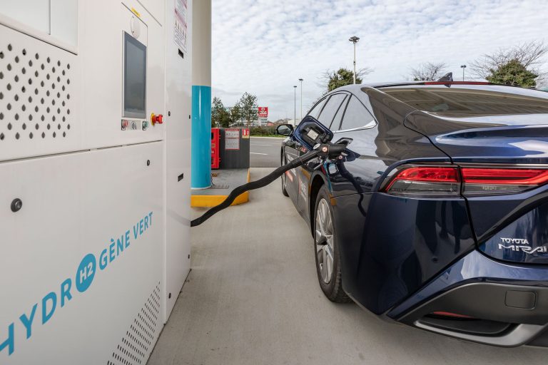 Ravitaillement d'une voiture en hydrogène vert