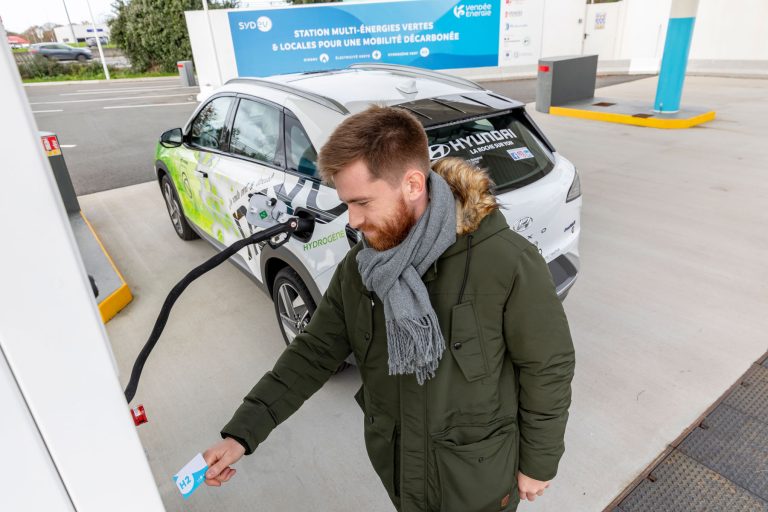 Ravitaillement d'une voiture en hydrogène vert