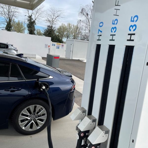 Refueling a hydrogen bus at the HRS station in La Roche-sur-Yon